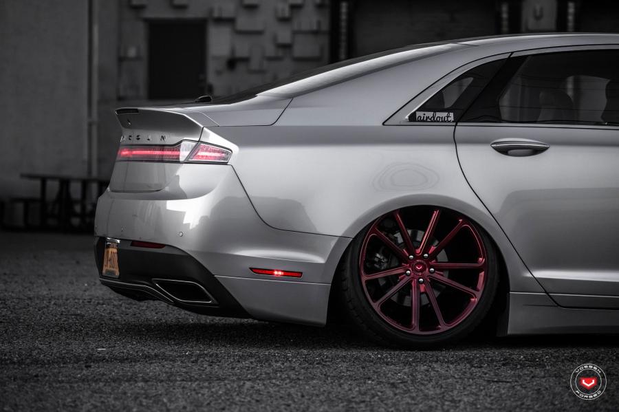 Детали экстерьера Lincoln MKZ on Vossen Wheels (CG-203) 2017 года  (фото 28 из 30)